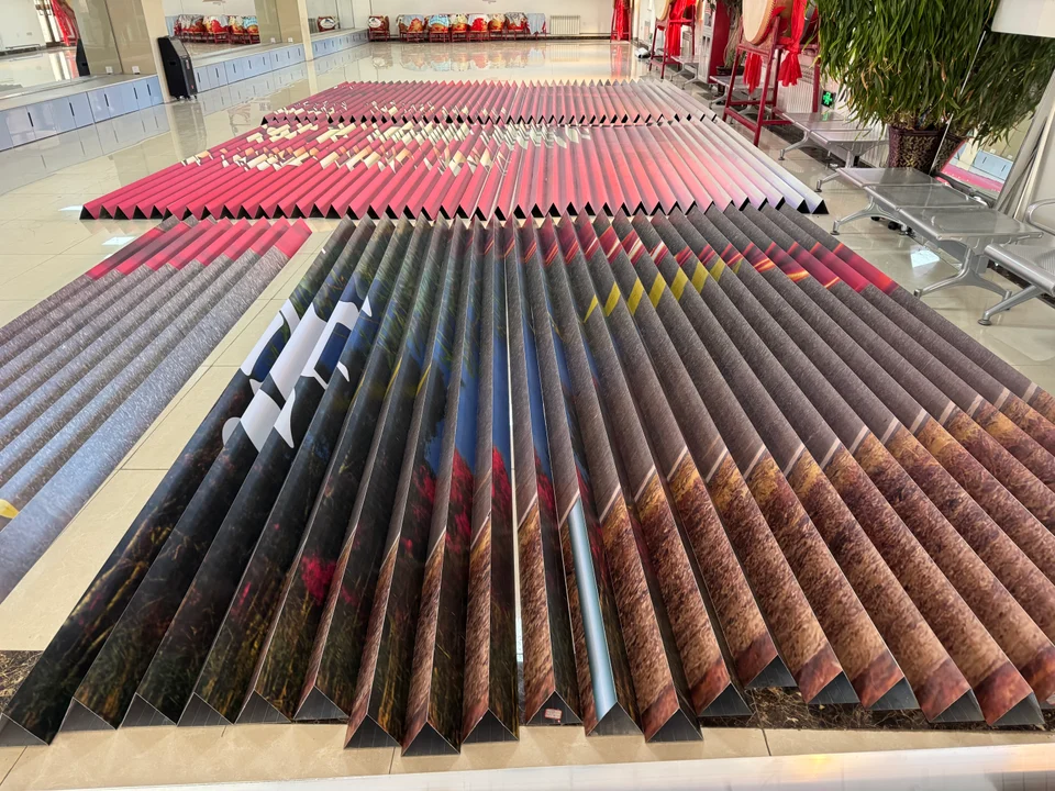 三面翻展示装置画面切换与装配现场