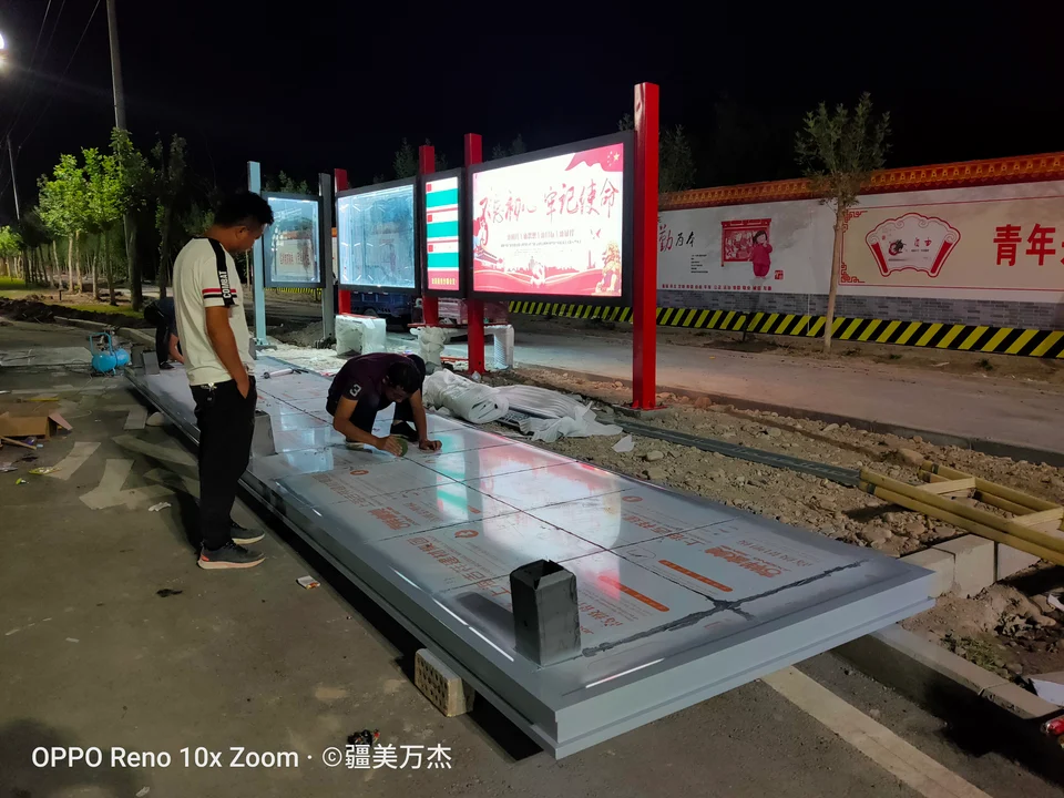 沙雅县公交站台夜间组件装配