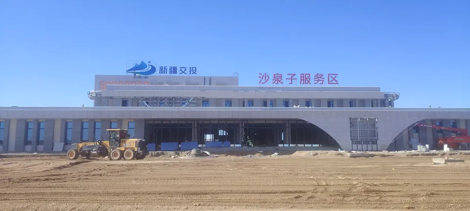 新疆交投沙泉子服务区发光标识资料图片