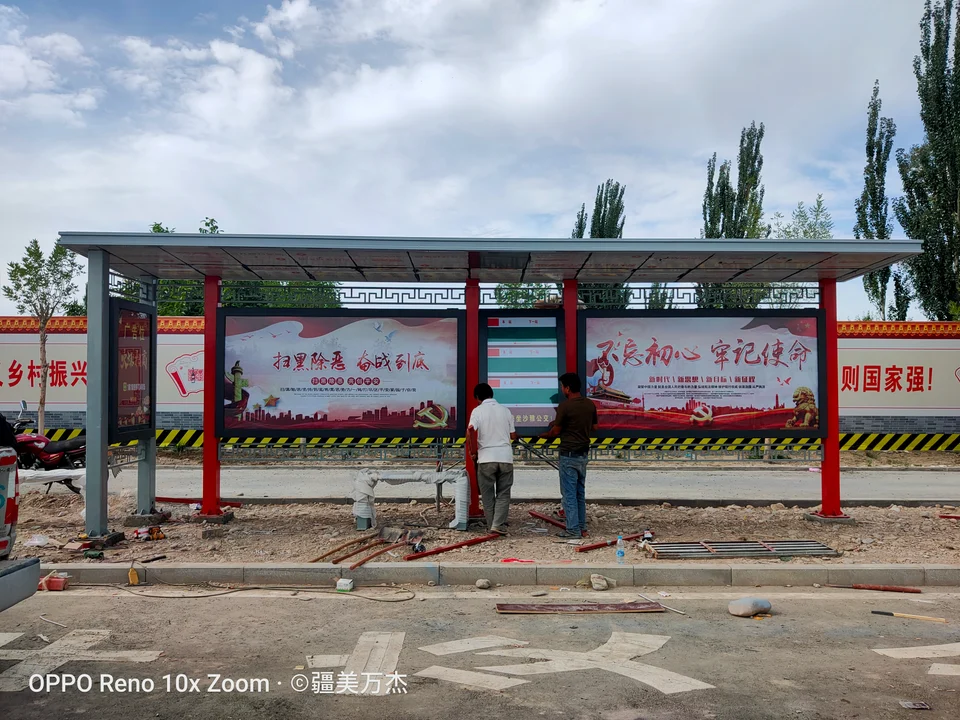 沙雅县公交站台道路旁全景