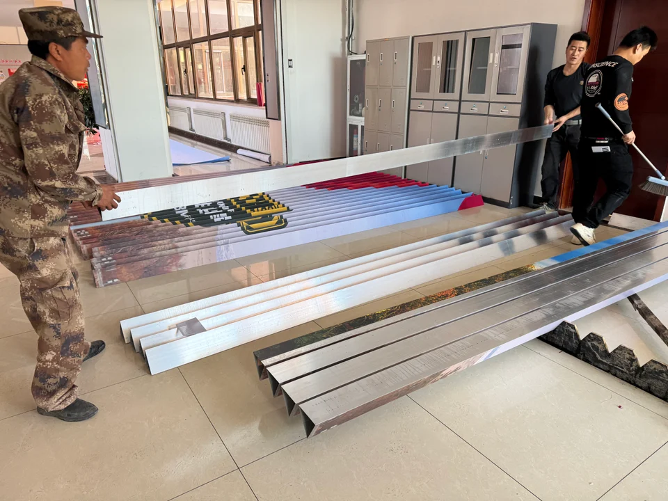 三面翻展示装置框架与组件安装