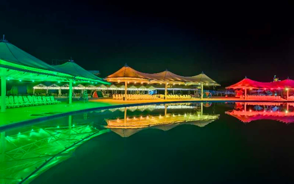 博斯腾湖孔雀海滩夜景亮化实拍